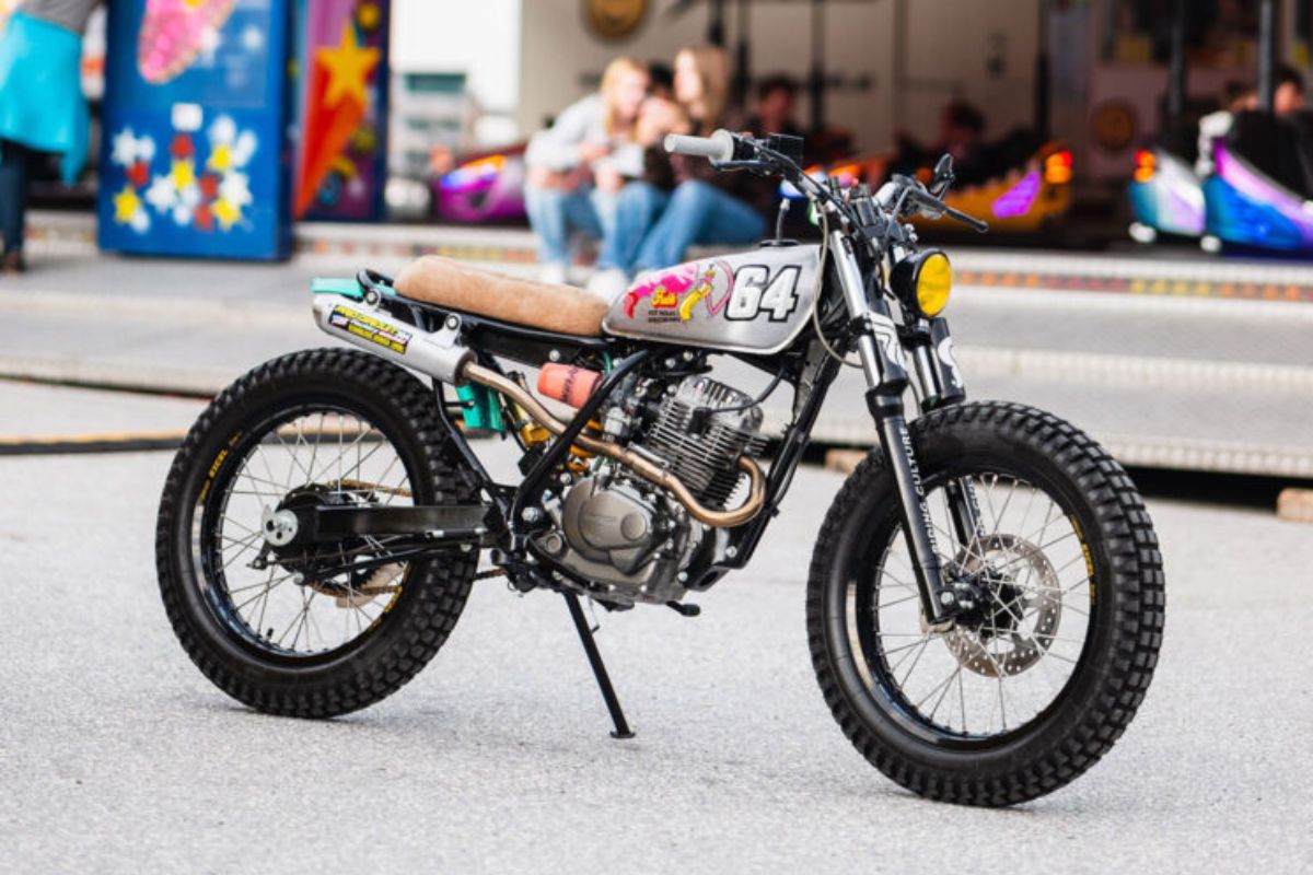 Honda Scrambler: Off-Road Motorcycle with a Retro-Futuristic Style!