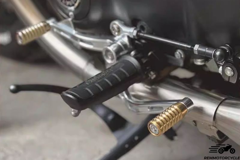 Triumph Bobber dual gear shifter