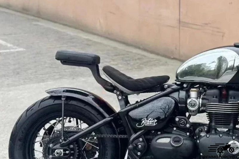 Triumph Bobber passenger seat without lights