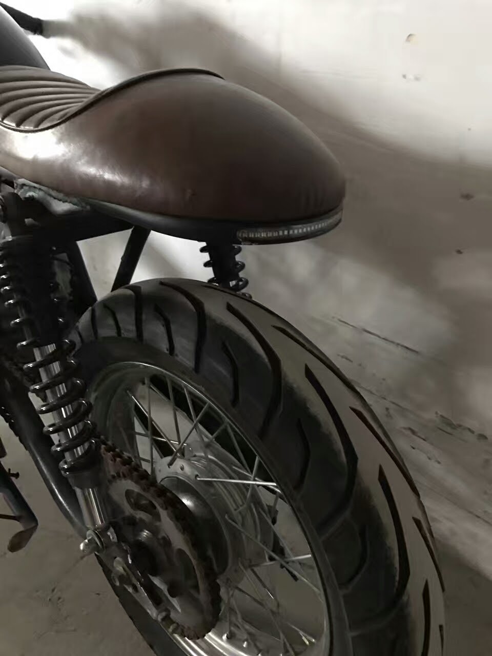 Selle Noir Racing + Boucle plate courte + Bande LED - REMMOTORCYCLE