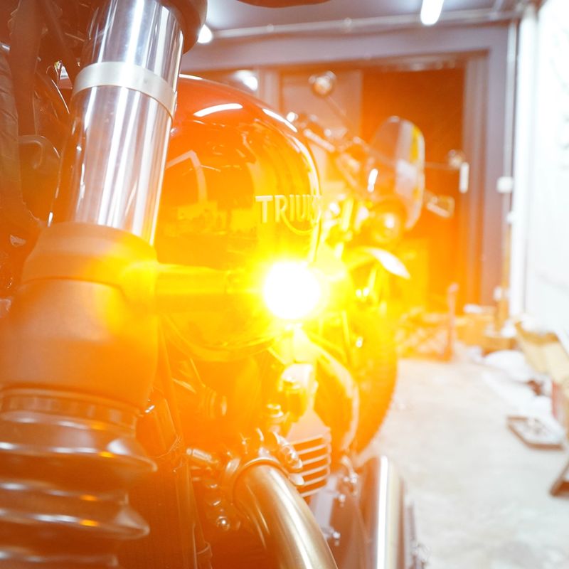 Front and/or rear turn signals for the Triumph Bonneville