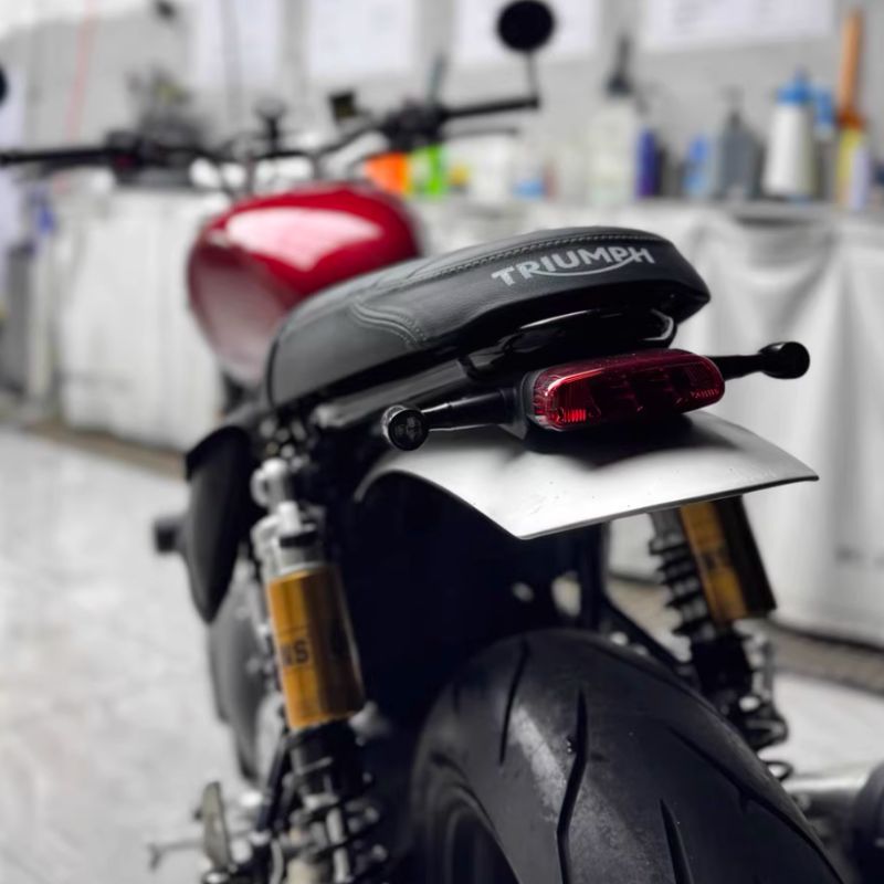 Front and/or rear turn signals for the Triumph Bonneville