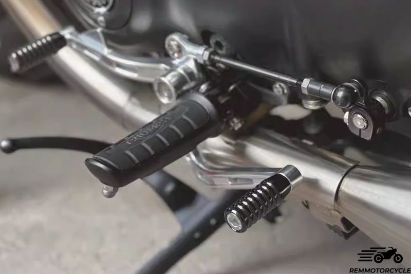 Triumph Bobber dual gear shifter