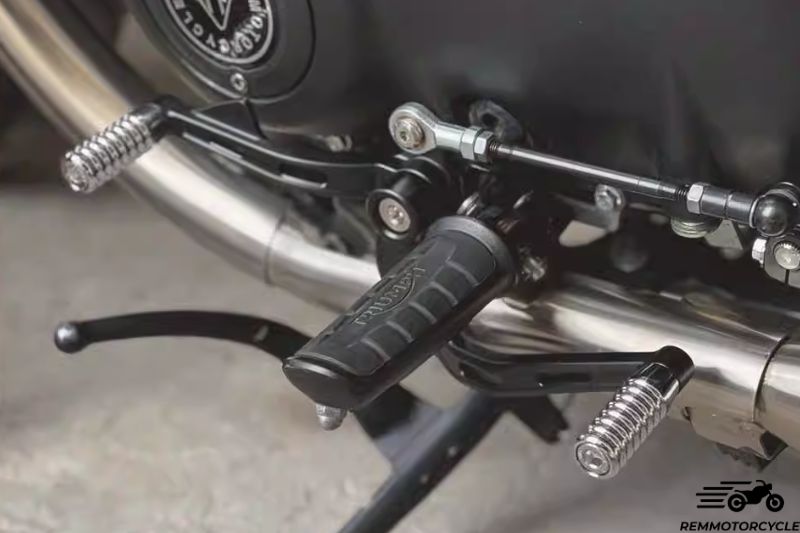 Triumph Bobber dual gear shifter