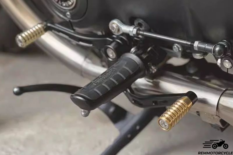 Triumph Bobber dual gear shifter