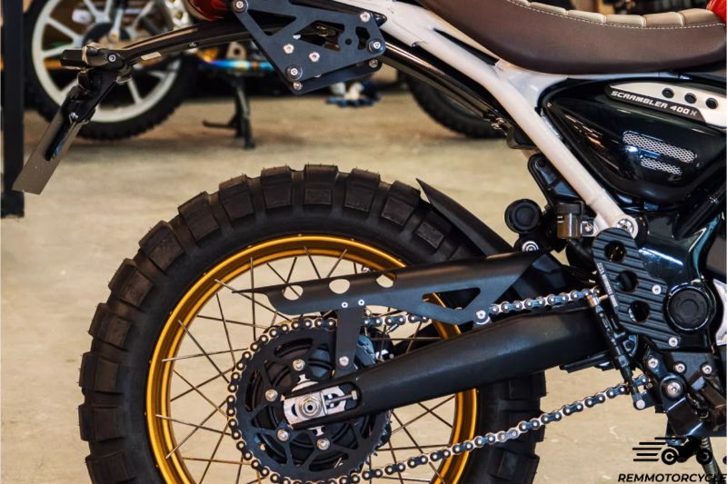 Protège chaine noir ou gris aluminium Triumph 400 X