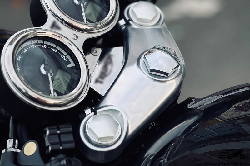 Reinforced upper triple clamp for Triumph Bobber, T100, T120