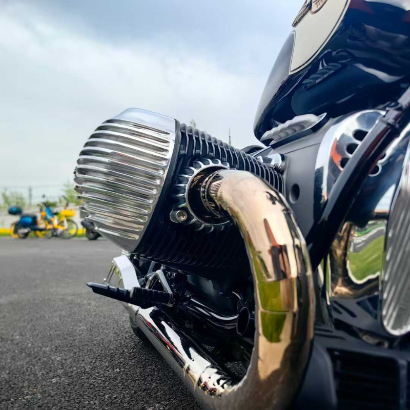 CNC 6061 cylinder head cover for BMW R18 - black or mirror polished