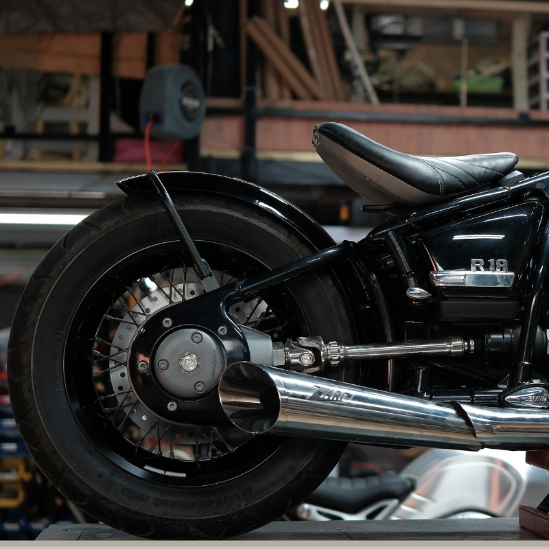 Complete bobber kit for BMW R18 with customizable seat, short fender, tubular plate holder and DRIP 3-in-1 taillight