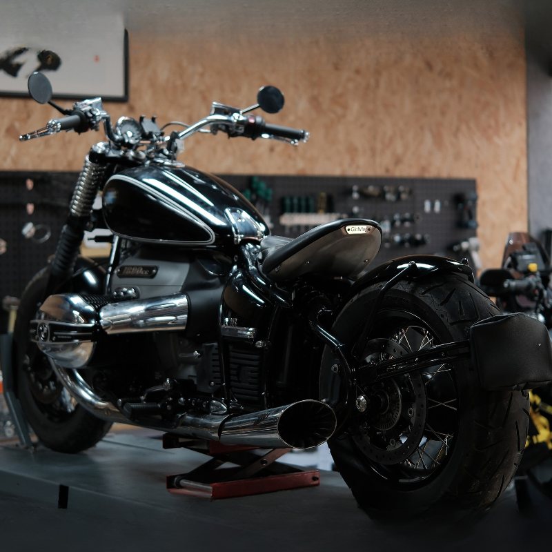 Complete bobber kit for BMW R18 with customizable seat, short fender, tubular plate holder and DRIP 3-in-1 taillight