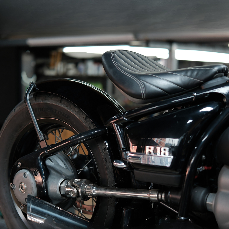 Complete bobber kit for BMW R18 with customizable seat, short fender, tubular plate holder and DRIP 3-in-1 taillight