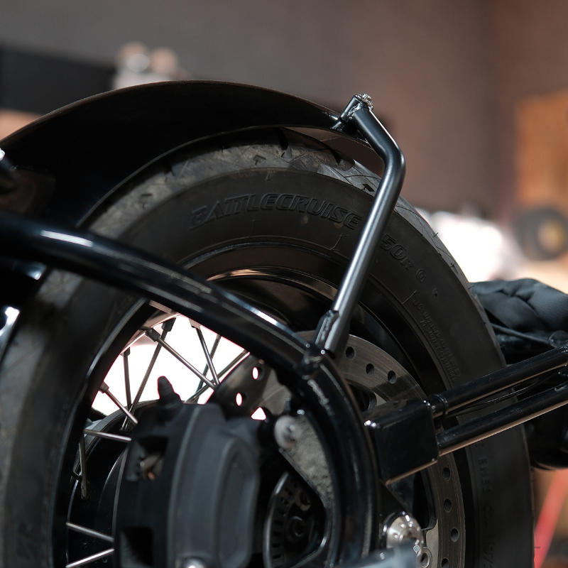 Complete bobber kit for BMW R18 with customizable seat, short fender, tubular plate holder and DRIP 3-in-1 taillight