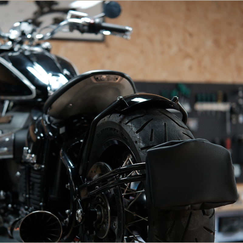 Complete bobber kit for BMW R18 with customizable seat, short fender, tubular plate holder and DRIP 3-in-1 taillight