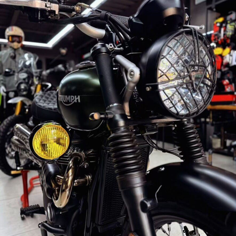 Halogen auxiliary light with aluminum mount for Triumph Classics