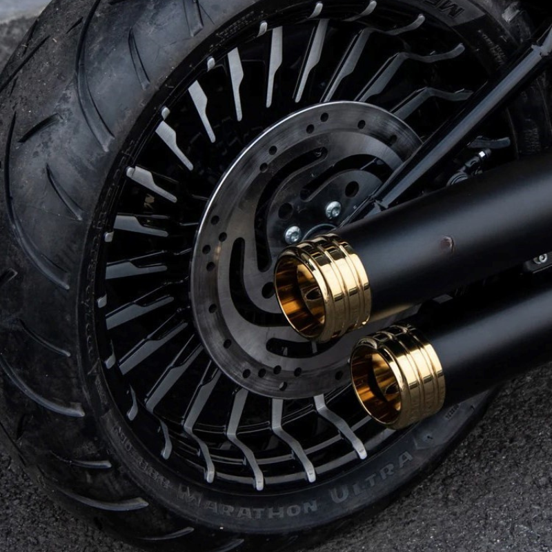 Custom 18/21-inch black wheels with dedicated hubs for cruisers