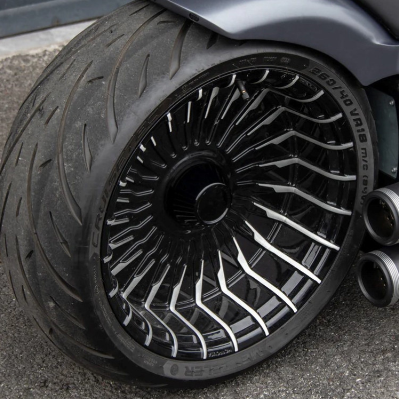 Custom 18/21-inch black wheels with dedicated hubs for cruisers