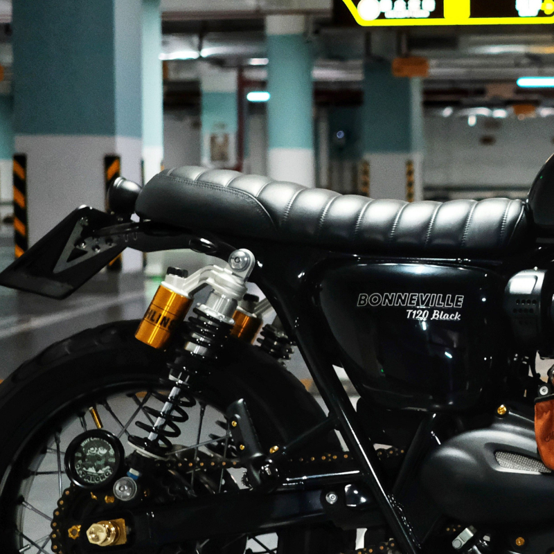 Custom short seat for T120/T100/Street Twin